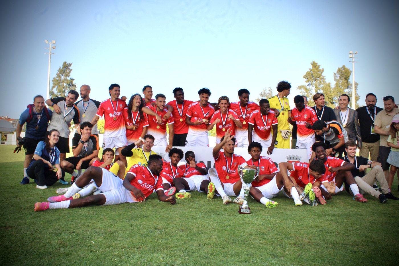 Grupo do Guarda FC com a taça no relvado da Sertã