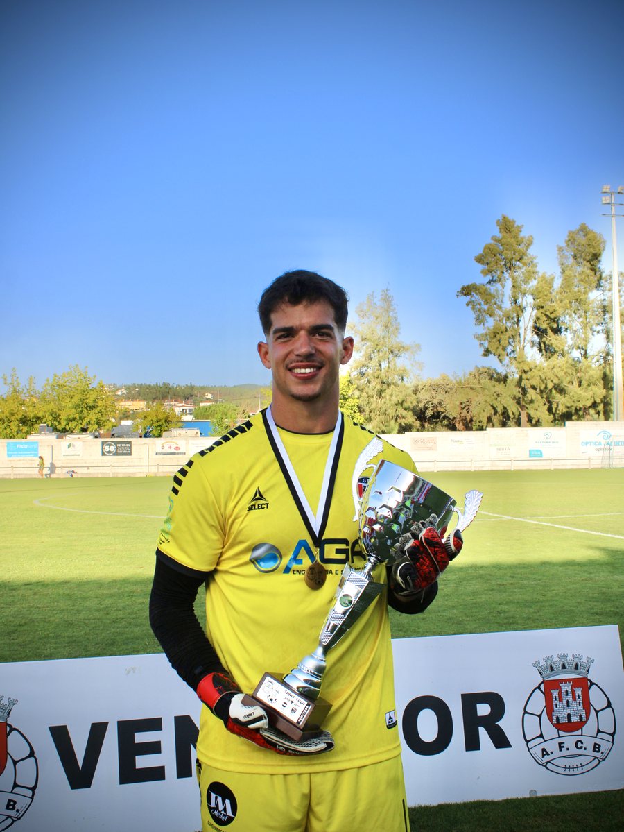 Guarda-redes do Guarda FC com a Supertaça